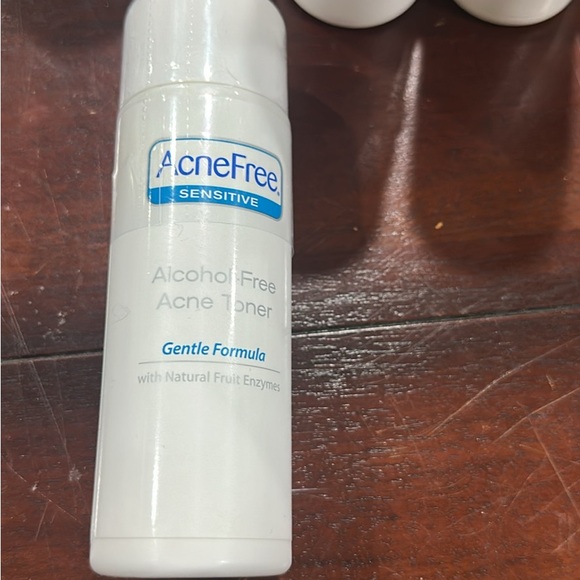 Sensitive Alcohol-Free Acne Toner - Picture 2 of 2
